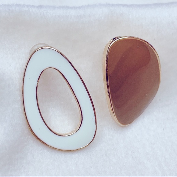 ❣️$25/3❣️ Oval Shaped Brown and White Enamel Stud Earrings - Picture 1 of 9